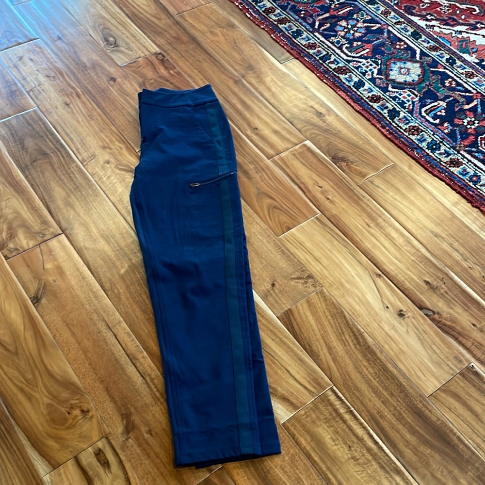 Athleta, size 2, wander hybrid, pants for sale. In excellent condition condition